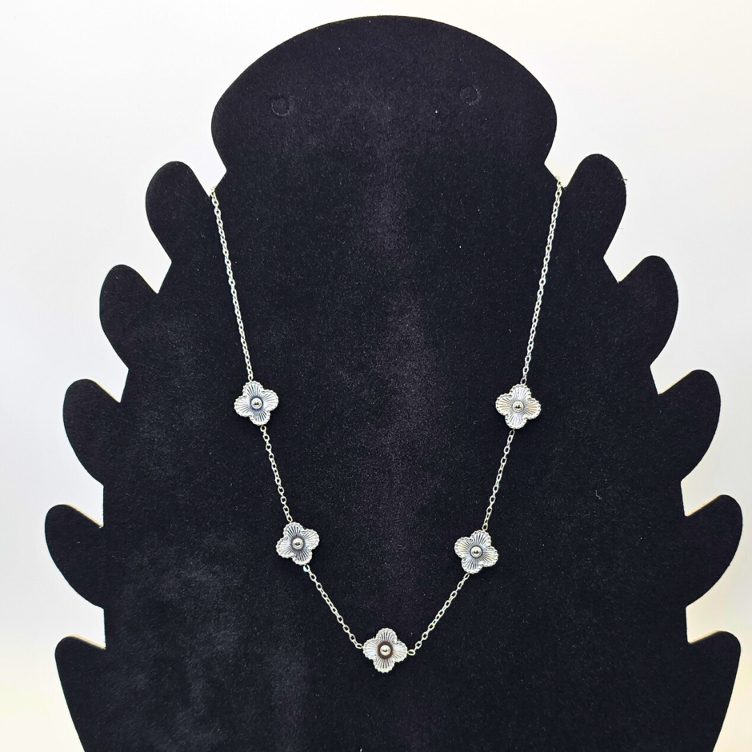 Chivelle Clover Luxe 5-Petal Mother of Pearl Necklace