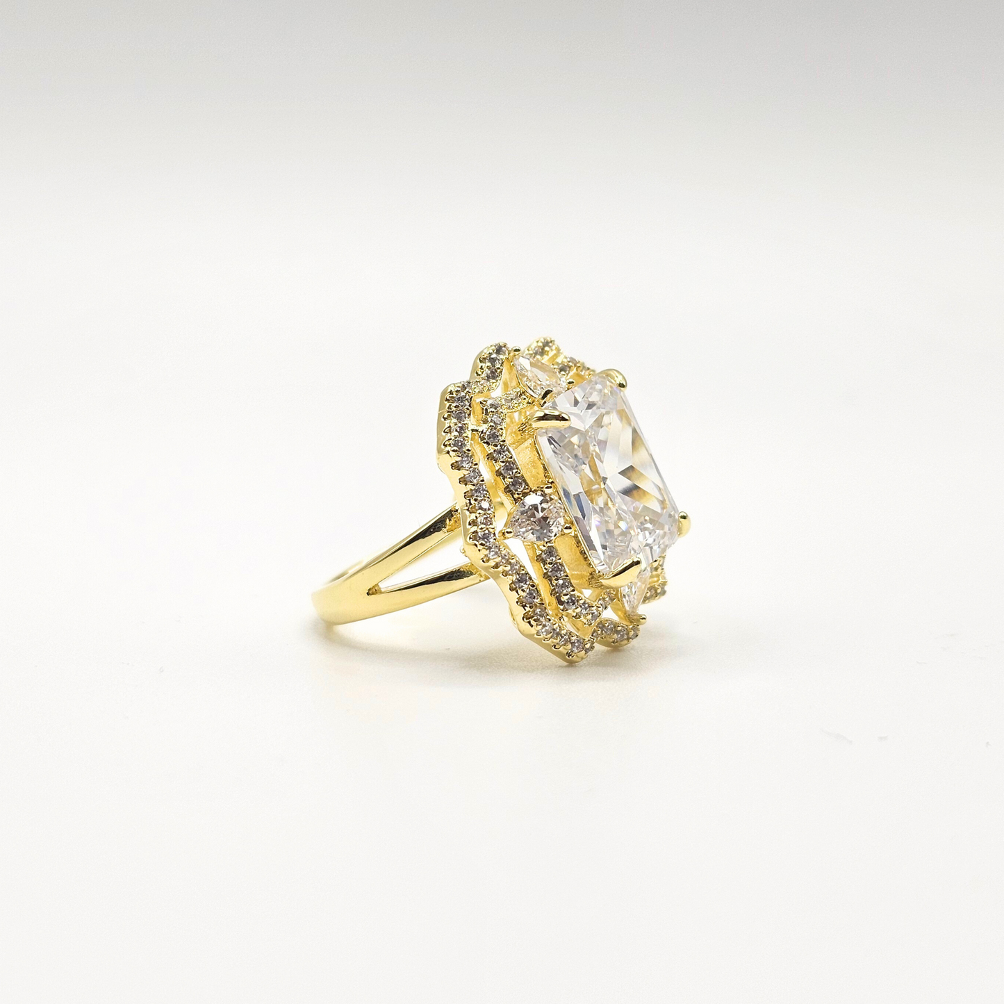 Chivelle Radiance Regal Statement Ring – Gold with White Stone / Silver with Pink Stone