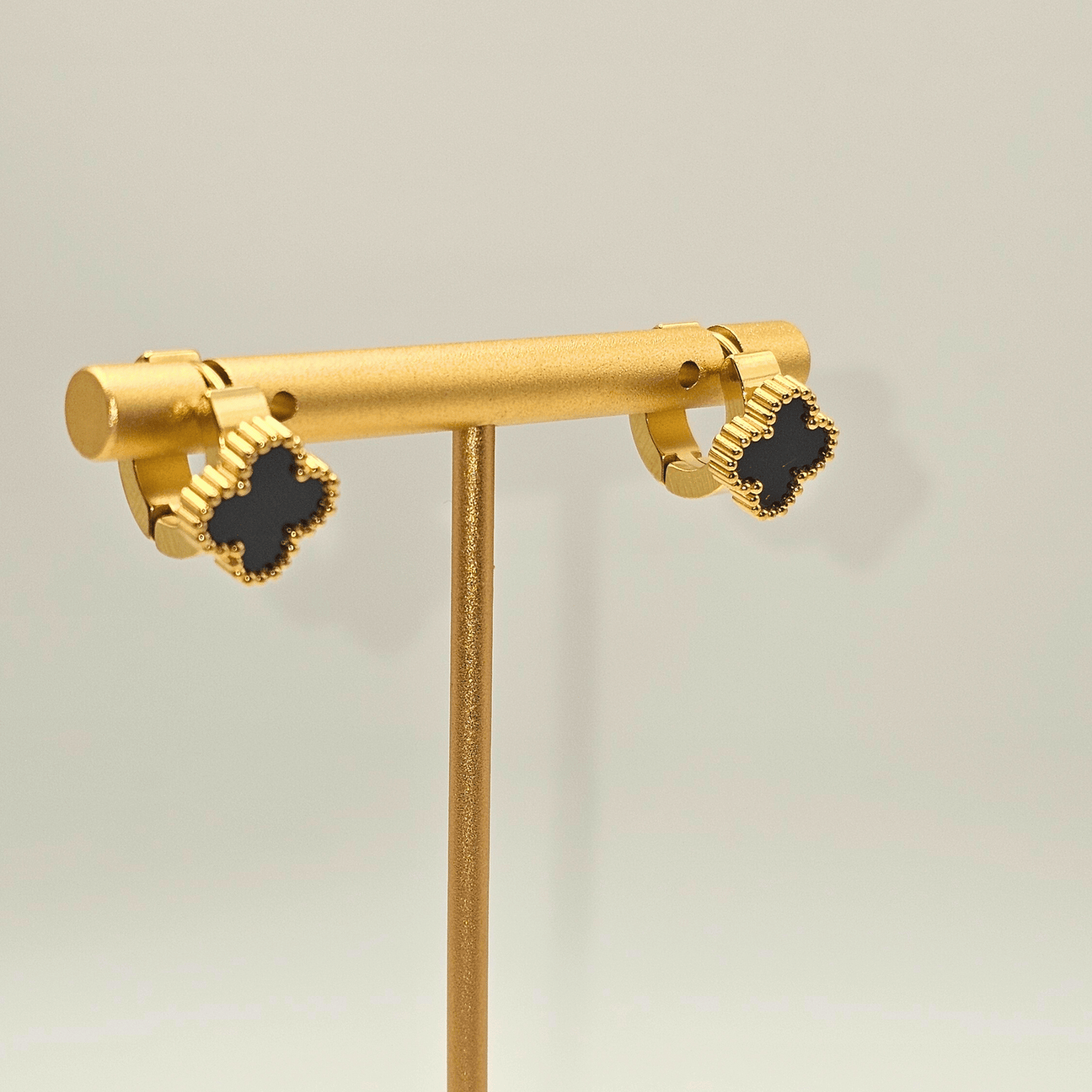 Chivelle Clover Huggie Hoop Earrings – Everyday Collection
