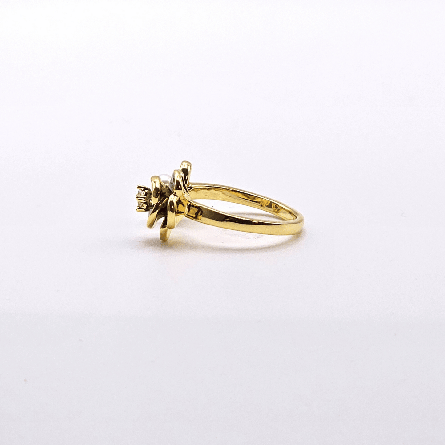 Chivelle Bloom & Mother-of-Pearl Duo Gold Ring – Minimalist Open Design