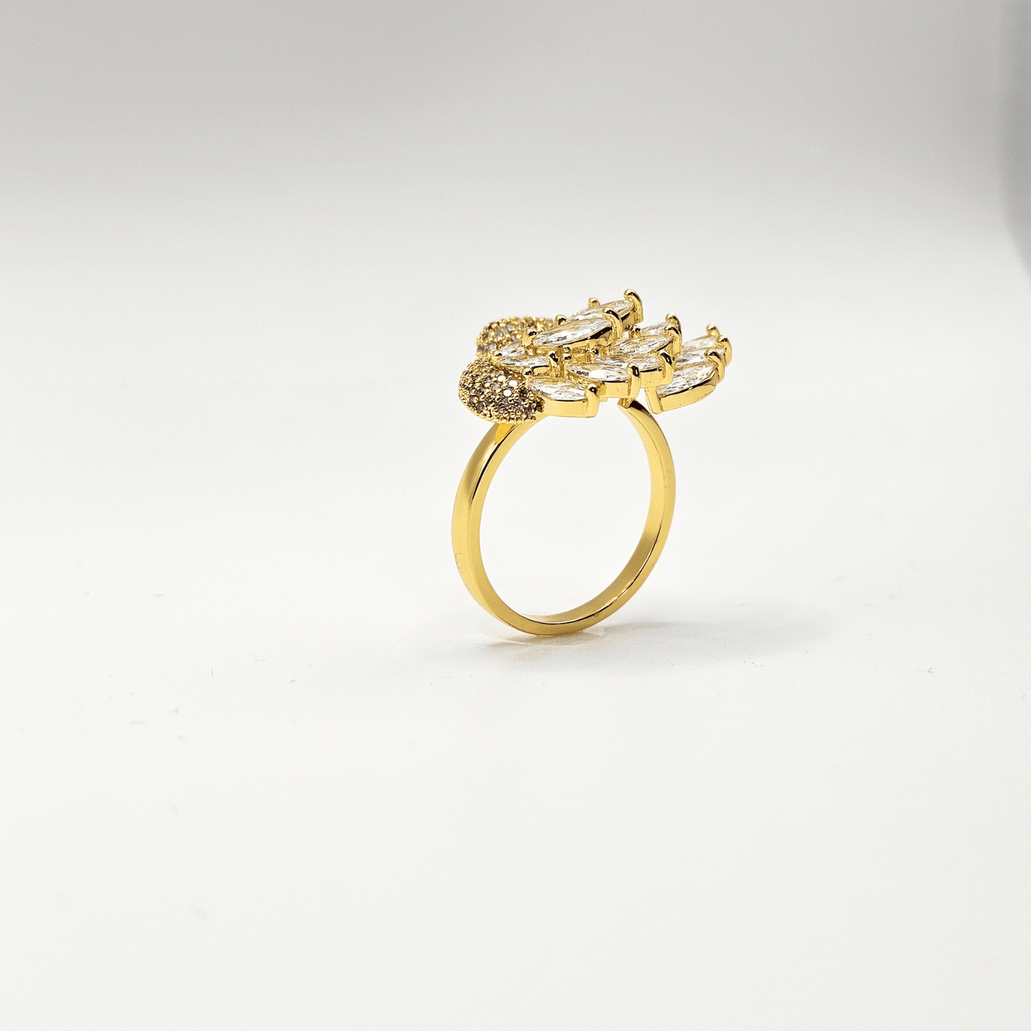 Chivelle Swan Elegance Statement Ring – Gold / Silver